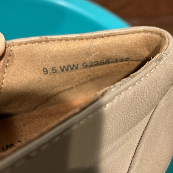 Softwalk Shelby slip on flats tan taupe leather women’s size 9.5WW business - Picture 10 of 10
